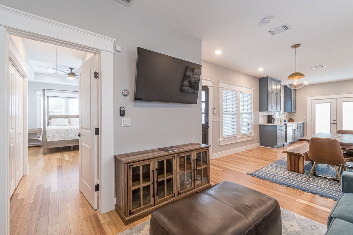 Stunning Downtown Lavaca home - Convention Center, Riverwalk & more - w/HotTub