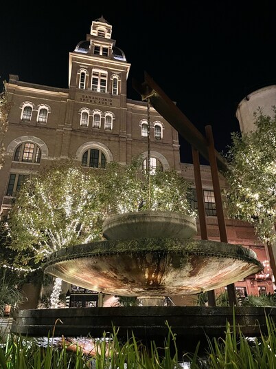 Stunning Downtown Lavaca home - Convention Center, Riverwalk & more - w/HotTub