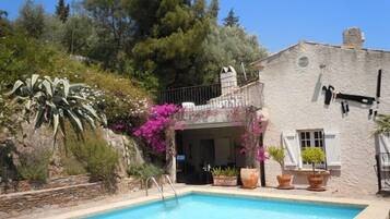 Een verwarmd zwembad