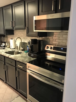 冰箱、微波炉、烤箱、炉灶