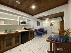 Microwave, stovetop, coffee/tea maker, electric kettle - In the heart of West End, Roatan - Mariposa Lodge - Unit 2 (West End)