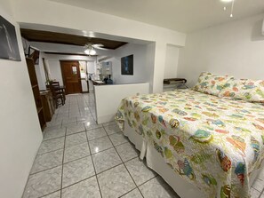 1 bedroom, in-room safe, WiFi, bed sheets - In the heart of West End, Roatan - Mariposa Lodge - Unit 2 (West End)