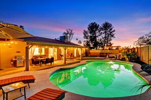A backyard with a swimming pool, outdoor furniture, and a covered patio area. - Scottsdale Gem - Pickleball/Pool/Jacuzzi/Golf 10mins to Kierland Commons (Scottsdale)