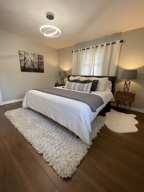 2 habitaciones, escritorio y tabla de planchar con plancha