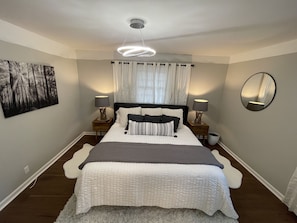 2 soverom, skrivebord, strykejern/-brett og reiseseng for barn