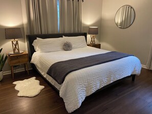 2 habitaciones, escritorio y tabla de planchar con plancha 