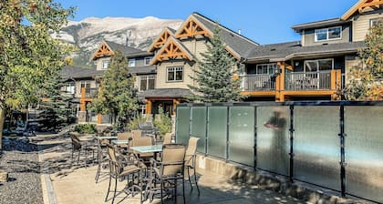 Cozy Rocky Mountain Getaway with Hot Tub! Pet Friendly & Newly Updated!