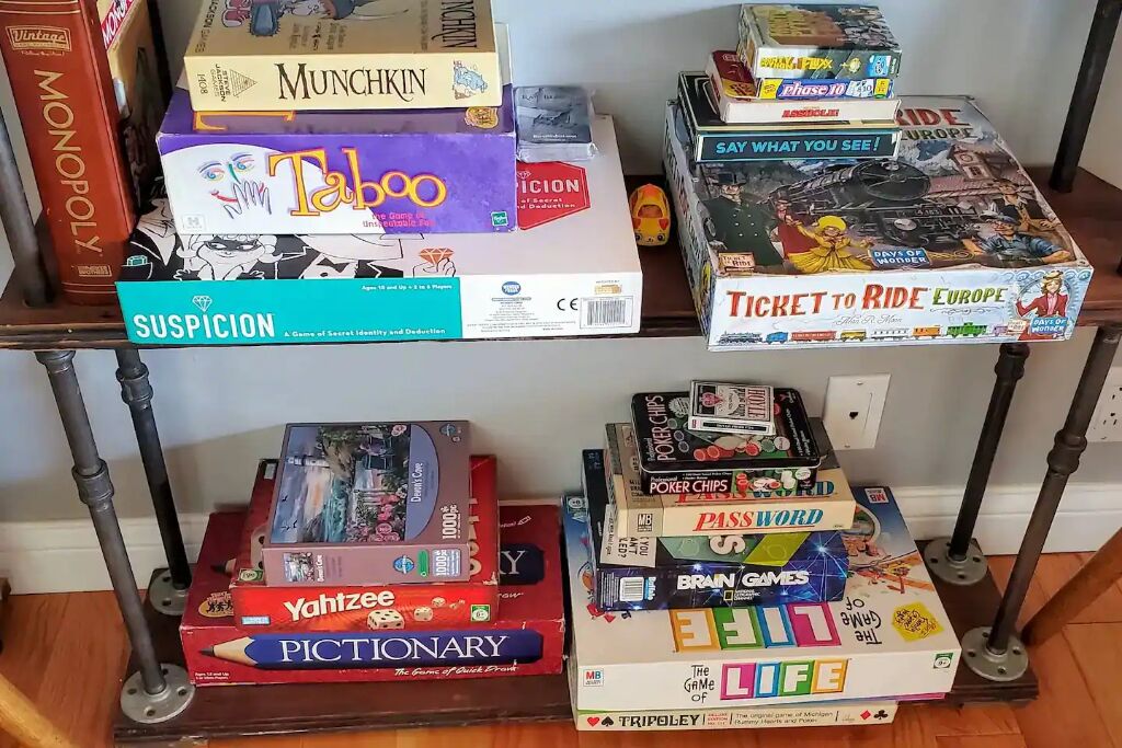 Una colección de juegos de mesa en un estante.