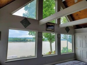 3 bedrooms, iron/ironing board, travel crib, free WiFi - Ohio River Retreat - Relax Riverside With Us (Magnet)