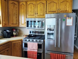 Refrigerador, microondas, horno y parrilla de estufa