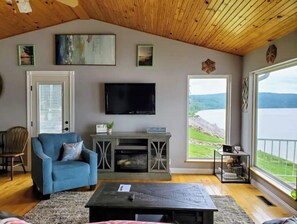 Smart TV, fireplace, books - Ohio River Retreat - Relax Riverside With Us (Magnet)