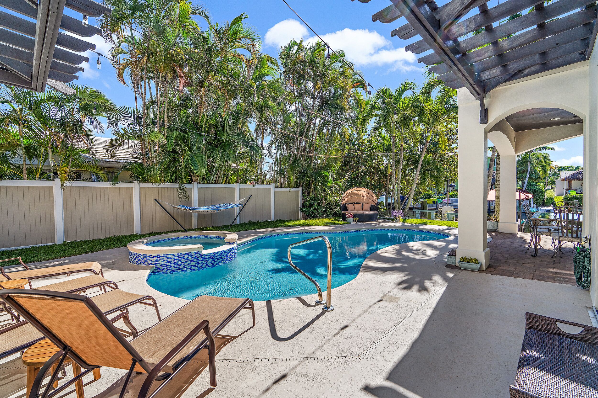 室外游泳池，恒温泳池