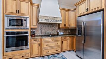 雪櫃、微波爐、焗爐、爐具