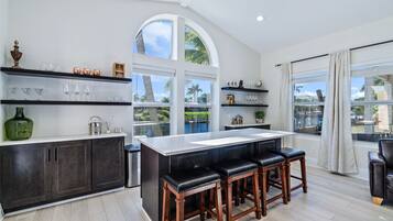 雪櫃、微波爐、焗爐、爐具