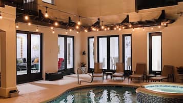 Una piscina al aire libre, una piscina climatizada