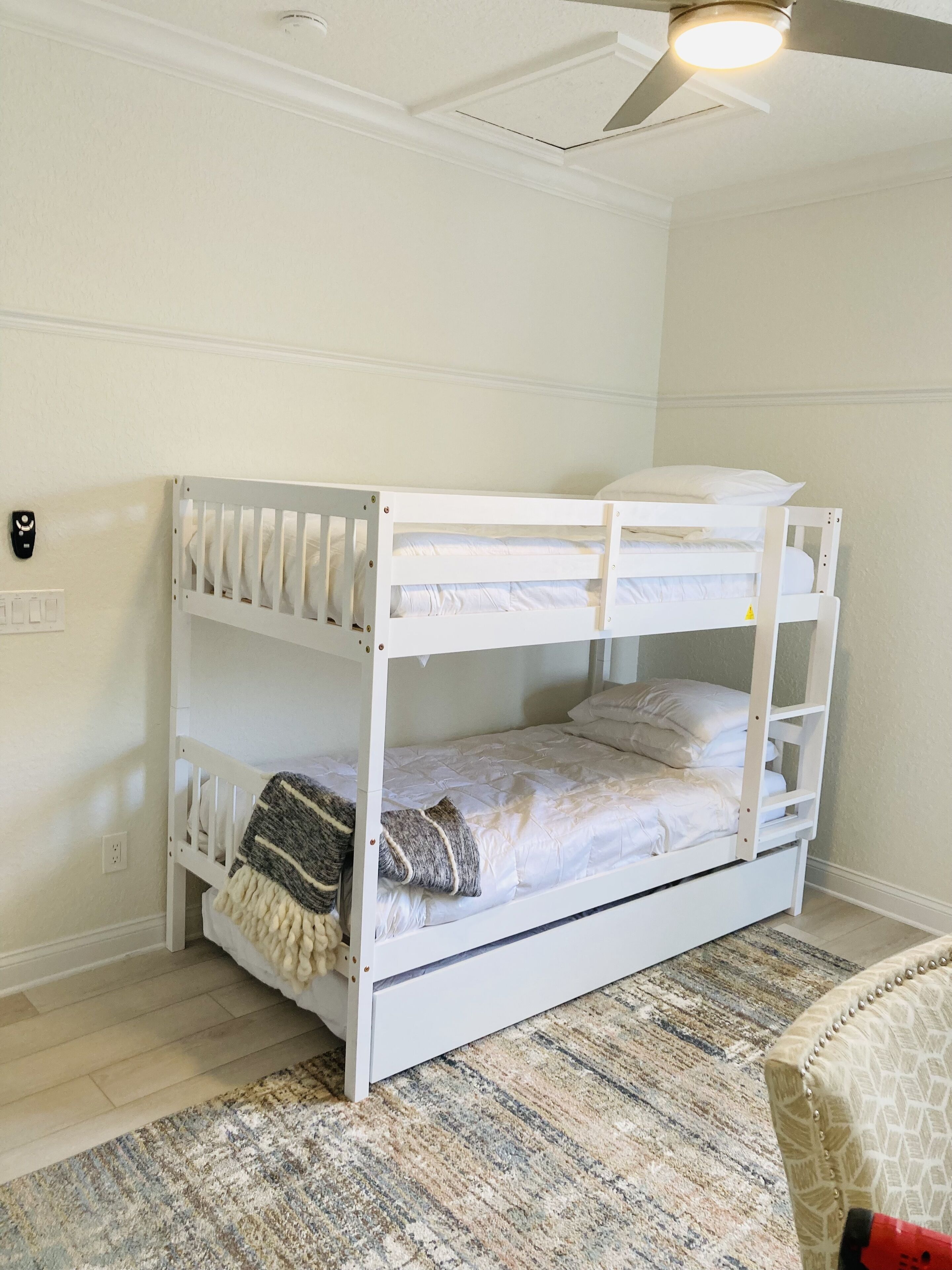 6 dormitorios, escritorio, tabla de planchar con plancha y cuna de viaje