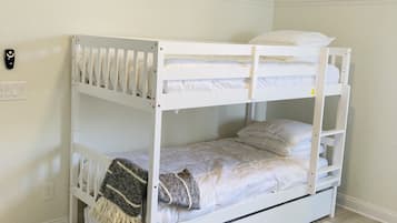 6 dormitorios, escritorio, tabla de planchar con plancha y cuna de viaje