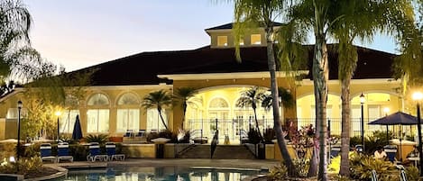 Lämmitetty uima-allas