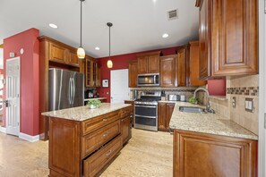 Fridge, microwave, oven, stovetop - Atlanta Retreat : Spacious Home with Office (Atlanta)