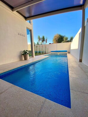 Utendørsbasseng og et oppvarmet basseng