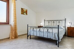 6 bedrooms, iron/ironing board, WiFi, bed sheets - Villa Morotti by MMega (Montone)