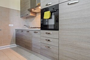 Fridge, microwave, oven, stovetop - Villa Morotti by MMega (Montone)