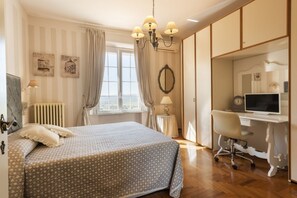 A bedroom with a bed, a desk, a chair, a window with curtains, and a view. - Villa la Quercia By MMega (Monteriggioni)