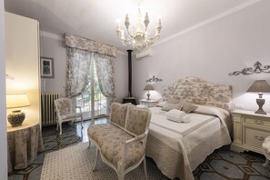 5 bedrooms, desk, WiFi, bed sheets