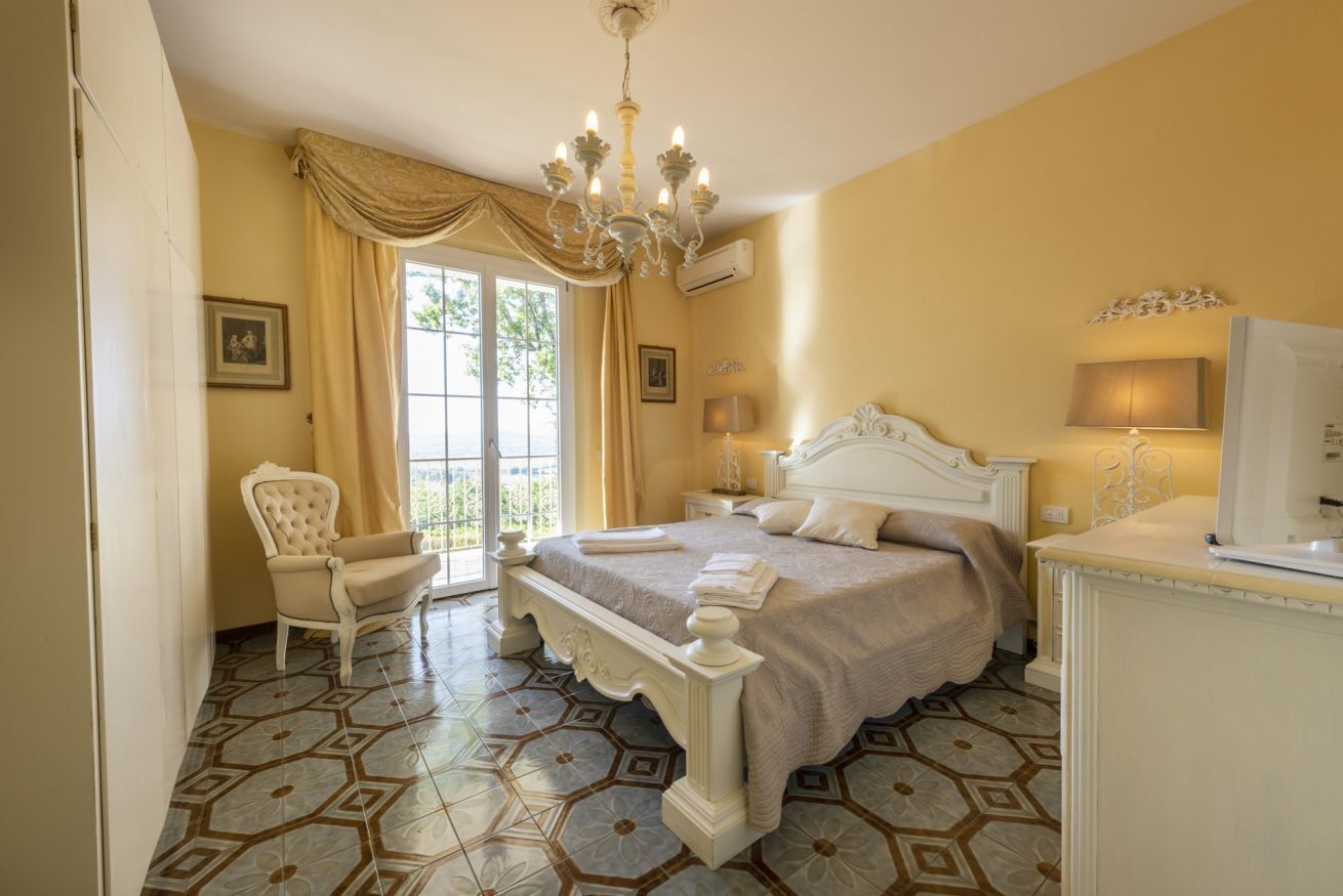 6 bedrooms, desk, WiFi, bed sheets