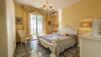 6 bedrooms, desk, WiFi, bed sheets