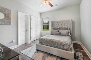 3 bedrooms, desk, iron/ironing board, WiFi - Designer Series II Near LSU (Baton Rouge)