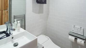 Deluxe Family Room Max6 Comfort4, Non Smoking | Bathroom | Shower, slippers, towels