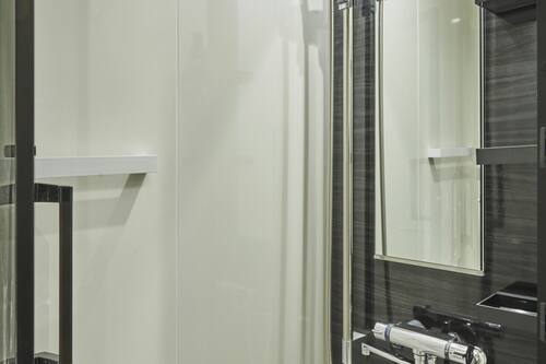Dusche, Hausschuhe, Handtücher