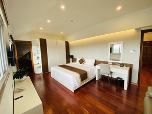 Luxury Apartment | Free minibar items, in-room safe, desk, laptop workspace