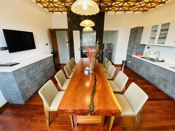 Luxury Apartment | Free minibar items, in-room safe, desk, laptop workspace