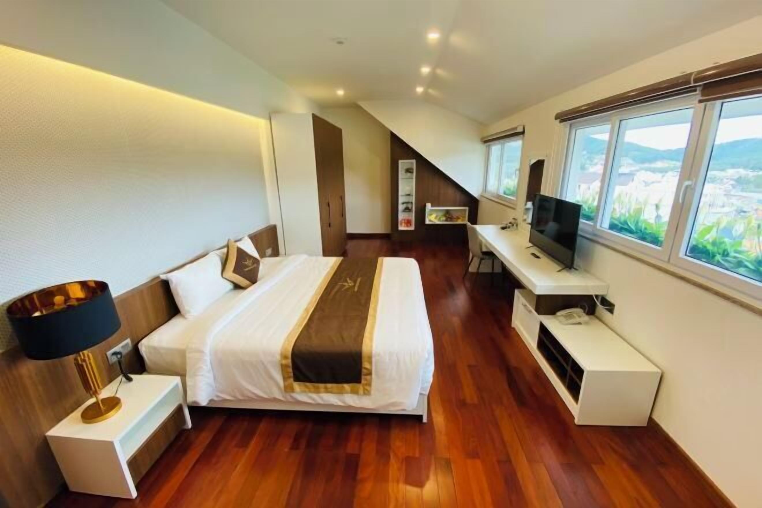 免费迷你吧物品、客房内保险箱、办公桌、笔记本电脑工作区