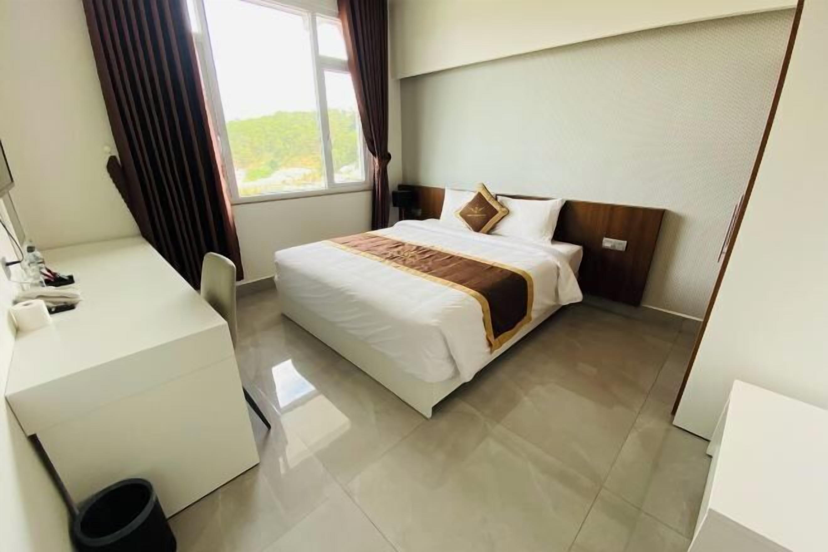 免费迷你吧物品、客房内保险箱、办公桌、笔记本电脑工作区