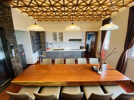 Artículos del minibar gratis y caja de seguridad en la habitación 