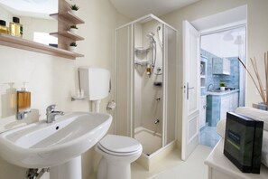 Chuveiro, secador de cabelo, toalhas de banho, sabonete