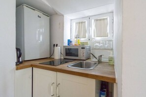 Frigorífico, microondas, cafetera o tetera y tostadora