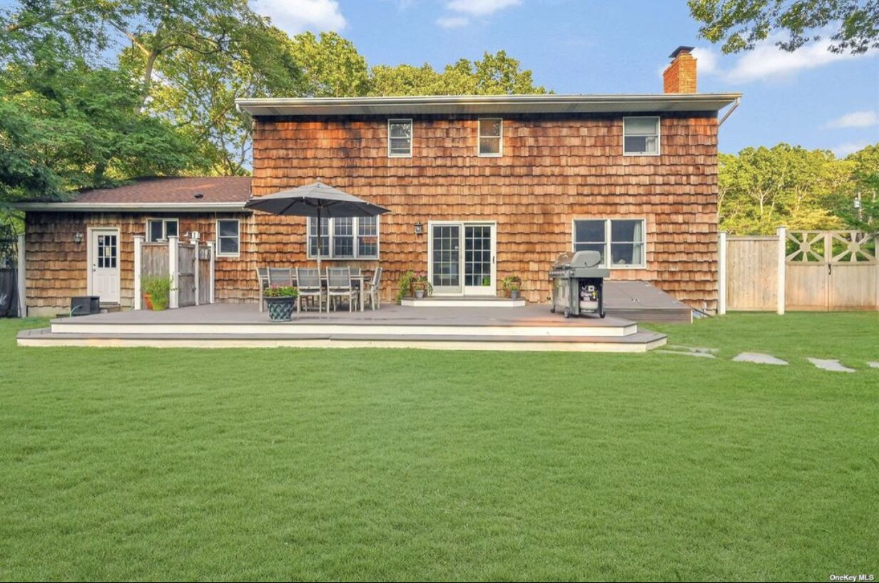 Beautiful Spacious 4 Bedroom House with Large Heated In-ground Salt Water Pool
