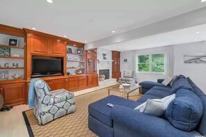 Smart TV, fireplace - Beautiful Spacious 4 Bedroom House with Large Heated In-ground Salt Water Pool (Hampton Bays)
