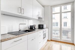 Frigorifero, microonde, forno, piano cottura