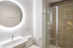 Shower, hair dryer, towels, soap - Housing Ollerias by Sharing Co (Málaga)
