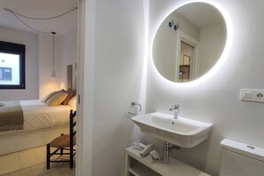 Douche, sèche-cheveux, serviettes fournies, savon