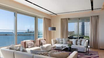 Een 43-inch ledtelevisie met satellietzenders, televisie en betaalfilms