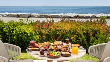 Daily buffet breakfast (TRY 1900 per person)