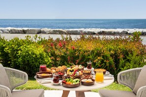 Daily buffet breakfast (TRY 2100 per person) - JW Marriott Hotel Istanbul Marmara Sea (Istanbul)