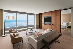 Executive Suite, Executive lounge access, 1 King, Sea view, Balcony | Stue | 43-tommers LED-tv med satellitkanaler, tv, betalingsfilm