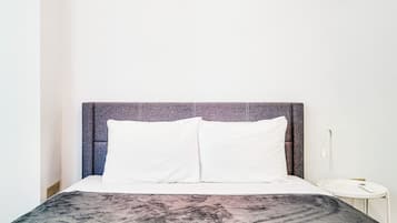 Habitación básica doble de uso individual | Decoración personalizada y muebles diferentes